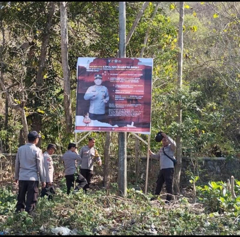 Buatlah berita yang unik, kreatif, fantastis dan inspiratif dari rilis kegiatan berikut ini:  Foto Aksi Heroik Polres Sumbawa Barat saat Pemasangan Spanduk Himbauan Kapolres terkait Karhutla dalam Hutan Jati Sumbawa Barat pada Jum'at (13/9/2024)
